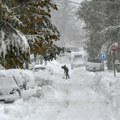 U delovima Rumunije zbog snega zatvorene škole, nema struje, zavejani automobili; U Bugarskoj saobraćajni haos