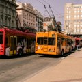 (FOTO) Trolejbus izleteo sa kolovoza: Udario u pekaru na okretnici