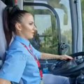 Muškarci prozivaju, Žene aplaudiraju: Snimak zanosne crnke iz Srbije kako vozi autobus napravio haos na mrežama:"Svet nije…