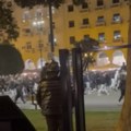 Solun na nogama nakon šokantnog napada: Hiljade ljudi izašlo na ulice nakon što je 200 mladića u crnom jurilo mladi…