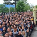 Prizori koji greju dušu: "Novosti" u Ostrogu - Hiljade vernika u manastiru na praznik Svetog Vasilija Ostroškog (foto/video)