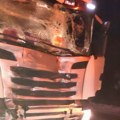 Тежак судар камиона и аутобуса у близини Мрчајеваца на Ибарској, две особе повређене