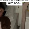 Ronila suze zbog poklona roditelja Devojčica usred noći na svom krevetu zatekla ovo (video)