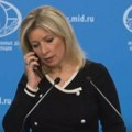 (Video) "zabranjeno je da o tome govoriš": Haos na konferenciji Zaharove: Zazvonio joj je telefon nakon velikog udara na…