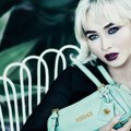 Sabrina Carpenter u Versace kampanji: Mediteranski stil i holivudska elegancija