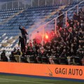 Navijači Zvezde skinuli deo ograde na stadionu u Novom Pazaru, atmosfera sve vrelija kako se meč bliži kraju