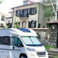 Ispred vile od 4 miliona parkiran kamper: Pevačica vozilom obišla Evropu, komšije progovorile: Ona tu letuje!
