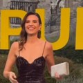 Anica Lazić u haljini sa dubokim šlicem 39: godina mlađa devojka Lazara Ristovskog pokazala obline u pripijenoj toaleti