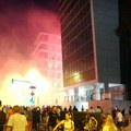 Novosadska policija: Napad na prostorije SNS u Novom Sadu, povređen policajac