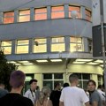 Građani protestovali ispred Skupštine Niša i tražili ostavku gradonačelnika, on ih gledao sa prozora