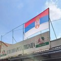 FOTO: Zastava Srbije istaknuta na novosadskim pijacama povodom državnog praznika
