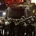 Zemlja ponovo u plamenu, bivši fudbaler u centru drame! Policija ispalila biber sprej i vodene topove na demonstrante…