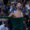 "This is Atina!": Novak Đoković kakvog nikad nismo videli, iscepao majicu na terenu posle 101. titule u Grčkoj