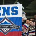 Tenzije pred meč: Slovenci oteli obeležja navijača tzv. Kosova - nogama gaze rekvizite