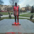 Оскрнављен споменик Гаврила Принципа у Београду: Поливен црвеном бојом (фото)