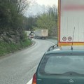 Разнео приколицу! Јак удес на Ибарској магистрали: Камион налетео на трактор и смрвио га, срча свуда по путу