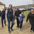 Snaga sela je u slozi i radu: Gradonačelnik Dašić sa vrednim domaćinima u Velikim Pčelicama