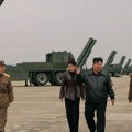 Pjongjang ponovo preti: Kim i njegova ćerka nadgledali lansiranje