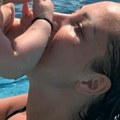 Aleksandra Prijović sa ćerkom na bazenu: Prizor prepun ljubavi! Aria ima 10 meseci: "Moja devojčica" (foto)