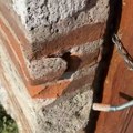 „KO MOŽE SEBI DA DOZVOLI DA UNIZI SVETINJU?“ Čuvar Latinske crkve kroz suze pokazao šta je zatekao [VIDEO]