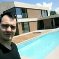 Aleksa Balašević prvi put na moru sa sinom Đorđem: Drži ga u naručju, prizor topi srca (foto)