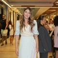 Haljina Anđele Jovanović na sinoćnoj premijeri je definicija moderne elegancije, a detalj oko vrata krade posebnu pažnju