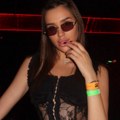 Čolina ćerka u providnom korsetu u VIP loži: Lara zavodljivo pozira, a dole ultra kratki šorts: Gole noge u prvom planu (foto)…