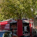 Prve slike požara na Vračaru: Stan izgoreo do temelja, čovek visio s prozora!