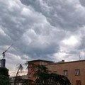 SRBIJA NA UDARU OLUJE Crni oblaci nad Novim Sadom, potop u Kosjeriću (foto, video)