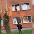 Romantika stanuje u novosadskom studenjaku: Momak devojci otpevao serenadu ispod prozora (VIDEO)