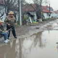 Ribolovci u Leskovcu pecaju u veštačkim jezerima na kolovozima?! (video)