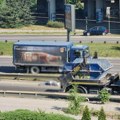 Težak udes na Mostu na Adi: Motoristu oborio kamion, leži na ulici