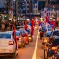 И нишлије поносно стале уз председника Вучића: Српски народ изашао на улице, тробојке се вијориле, бакљада дуж целе улице…