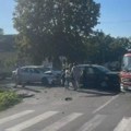 (Foto) teška nesreća u Bačkoj Palanci: Sudarilo se više vozila, vatrogasci seku automobil