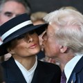 Kakav poljubac Trampa i melanije! Ova neprijatna situacija sa inauguracije nikome nije promakla: "Odbija i dodir sa njim"…