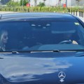 (Video) Breskvica ljubi dečka policajca ispred svih: Bacila mu se u zagrljaj čim je ušla u besni džip, on sa kapuljačom na…