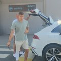 (Paparaco) Bogdan Bogdanović uhvaćen sa nepoznatom devojkom: Košarkaš stigao u Beograd, vuče kofere, ona u helankama i patikama…