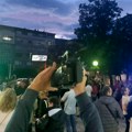 Zaječarac na protestu: „Pred izbore doneli kontejnere u sva sela, pre dan-dva ih odneli i vratili u grad“