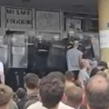 Haos u Novom Pazaru, ekstremisti jurišaju na policiju i vređaju na nacionalnoj osnovi (VIDEO)