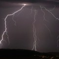 Grom udario u centar stadiona Radničkog, desetak igrača palo na teren, jedan završio na reanimaciji