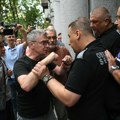 VIDEO „Za koga ti radiš i koga štitiš?“: Pogledajte trenutak kada je privatno obezbeđenje počelo da gura Ćutu ispred PKS…