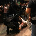Policajac udarao pendrekom muškarca koji je podgao ruke: Još jedan snimak policijske brutalnosti VIDEO