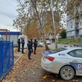 Policija ušla u školski autobus u Kosovskoj Mitrovici: Zbog natpisa na majicama provedena dvojica maloletnika