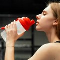 Zamenili smo šejkove za flašicu? Proteinska voda postala hit, svi je piju, a da li je ovo zdravo ili dobro upakovan marketing?…