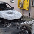 Izgorela dva automobila na Voždovcu, stanari zgrade evakuisani