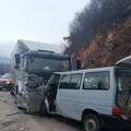 Stravična nesreća na putu Sarajevo-Pale: U sudaru kombija i kamiona poginula žena, povređeno 8 osoba