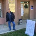 Poljoprivrednik iz Voljčinca započeo štrajk ispred Opštine Žitorađa zbog komasacije zemljišta