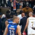 Nikoli Kaliniću pogrdno skandirali, on ušao u sukob s navijačem: Policajci ga jedva izveli iz hale posle tuče!