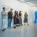 Otvorena grupna izložba „Letnja treperenja: Sunce se grohotom smeje“ u galeriji Novembar
