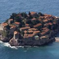 Građani Budve blokirali ulaz u grad-hotel "Sveti Stefan", kompleks otvoren samo za goste rizorta